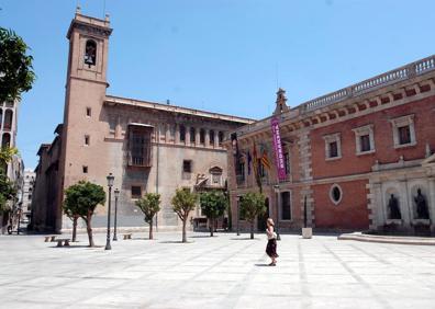 Imagen secundaria 1 - El reloj de sol está situado dentro del claustro de la iglesia del Patriarca 