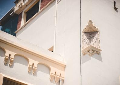 Imagen secundaria 1 - Reloj de sol en la fachada del Centro Meteorológico de Valencia, dentro de los Jardines de Viveros, en perfecta conservación 