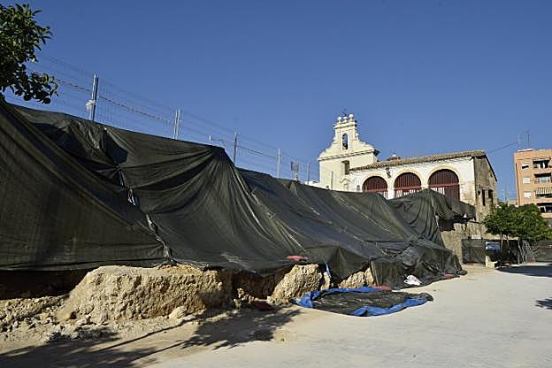 Las lonas cubren ya la parte afectada por las lluvias. 