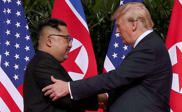 Trump (d) saluda a Kim Jong-un en Singapur. 