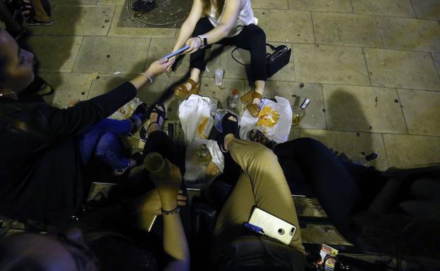 Jóvenes hacen botellón en el parque de Ramón y Cajal 