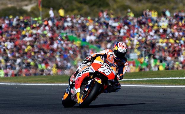 Dani Pedrosa, en el GP de Cheste de 2017, con la grada al fondo. 