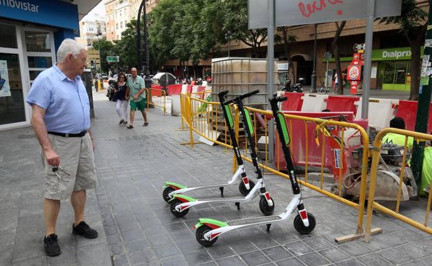 Patinetes eléctricos de alquiler en una calle de Valencia, antes de ser retirados 