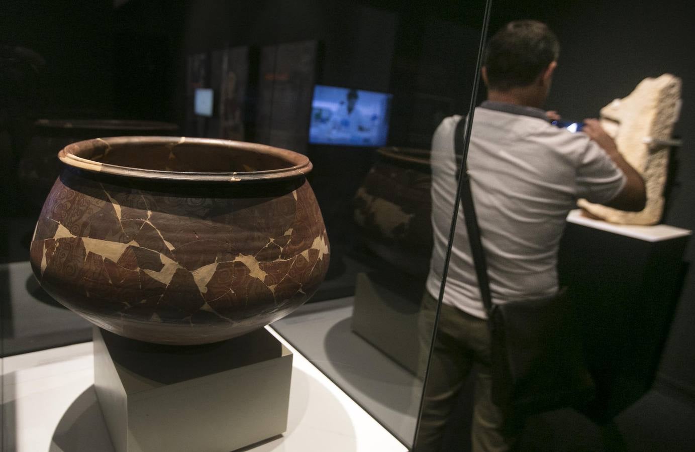 El Museu de Prehistòria de València abre las puertas de sus sala de exposiciones temporales a 'Cabezas cortadas. Símbolos de poder', una muestra dedicada al ritual de cortar cabezas. Hasta marzo de 2019 muestra esta exhibición de la violencia, como forma de veneración o para humillar al enemigo.