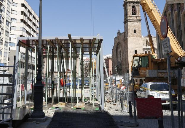 Estructura para los ascensores del aparcamiento, esta semana. 