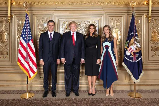 Los matrimonios Sánchez y Trump posan en el hotel Lotte New York Palace de Manhattan. 