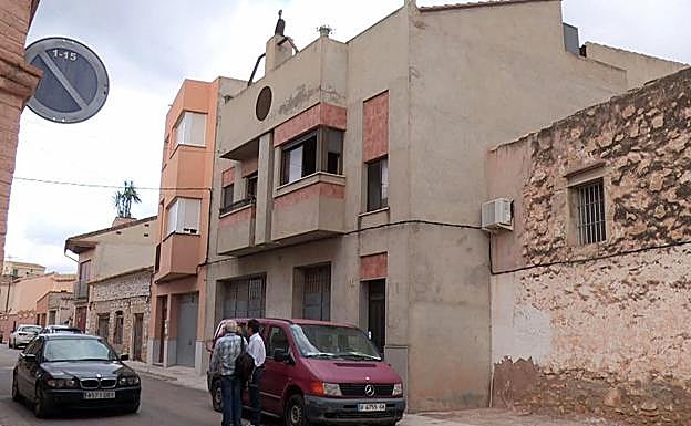 La vivienda de Casinos donde han sido hallados un padre y su hijo muertos.