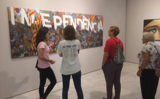 Gandia expone un cuadro de Antonio Miró con esteladas y enseñas catalanistas