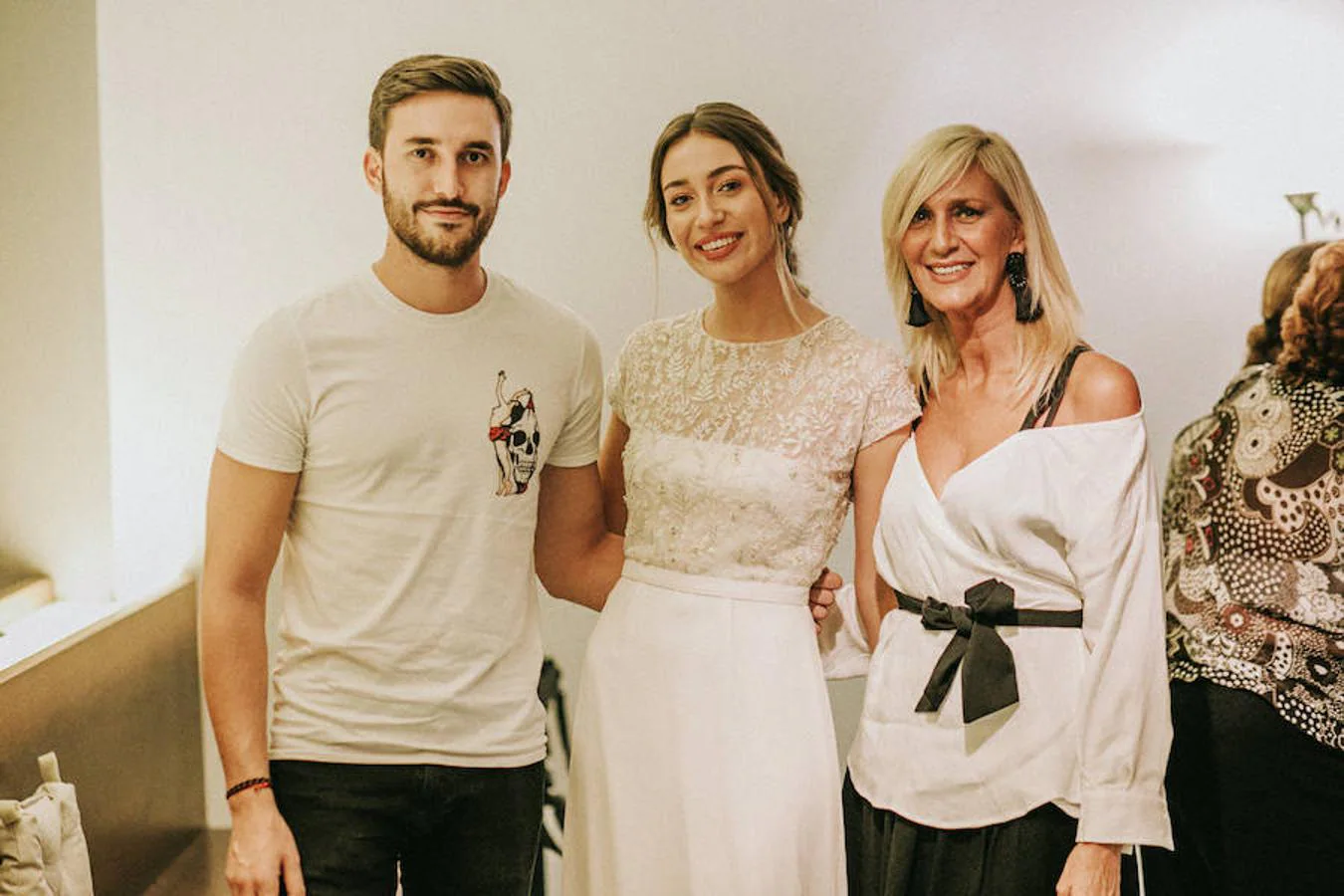 ' La Mer est Calme', la nueva colección de novia de Otaduy para este 2019, se ha presentado en Valencia, en el Meraki Beach. La nueva línea de la firma se caracteriza por el blanco y la brisa marina. Influencers como Pachi Viñoles, Vanesa Gil de la Bolita Coqueta o Nuria de Mamirrachadas; personal shoppers como Rosalía Quirante o Loles Romero; personal trainers como María Arjona, abogadas como Paz Sansaloni o empresarias como Carmen Romero sin olvidar a los directores de Sweet Hoteles, Luis Fernández y Sergio Navarro e imprescindibles como Maca Alegre, Silvia Moreno, Majo Peirats, Olga Ferrandis, Maribel Vañó, Mercedes Giménez, Quique Camps, Paula Bueno, Loles Guido o Ana de la Iglesia, disfrutaron del pase, que fue como una boda organizada por Mamen Marín y Claudia Villasboa.