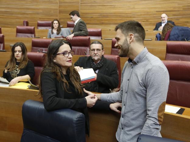 La vicepresidenta Mónica Oltra junto a Fran Ferri, portavoz de Compromís, en Les Corts. 