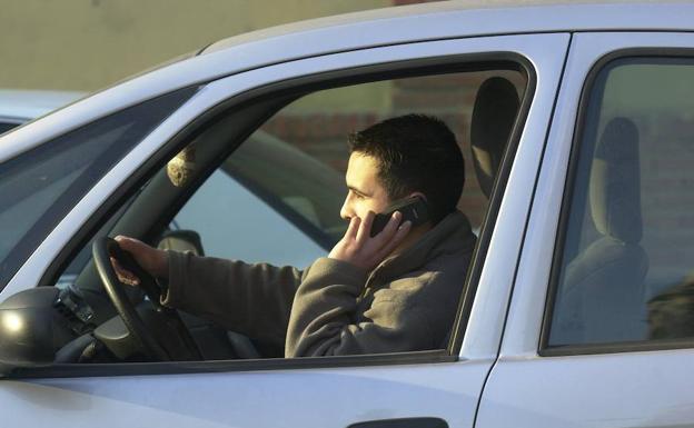 Conductor hablando por teléfono al volante.