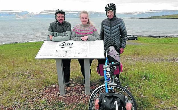 El promotor de la aventura, Arturo Martínez, y Miguel Soroa, uno de los participantes, flanquean a María Sigrud, descendiente del 'sheriff' que ordenó la masacre, junto a una placa conmemorativa de la misma. 