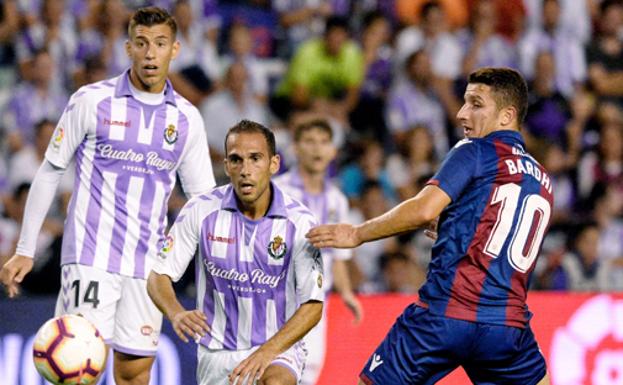 El granota Bardhi (dcha.) mira el balón ante Nacho, autor del golazo de la remontada. 