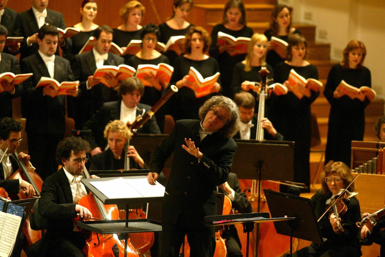 19:30. Concierto del Cor de la Generalitat Valenciana y de la Orquesta de València, en el Palau de la Música.