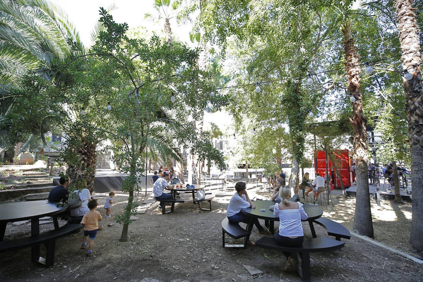 El antiguo convento de San José y Santa Teresa del barrio del Carmen abre hoy sábado 29 sus puertas al público, convertido en el nuevo centro cultural y de ocio referente en el corazón de la ciudad. El espacio dedicado, anteriormente, a la oración y clausura, llevaba diez años cerrado y se ha reconvertido en un hotel y espacio gastronómico y cultural. 