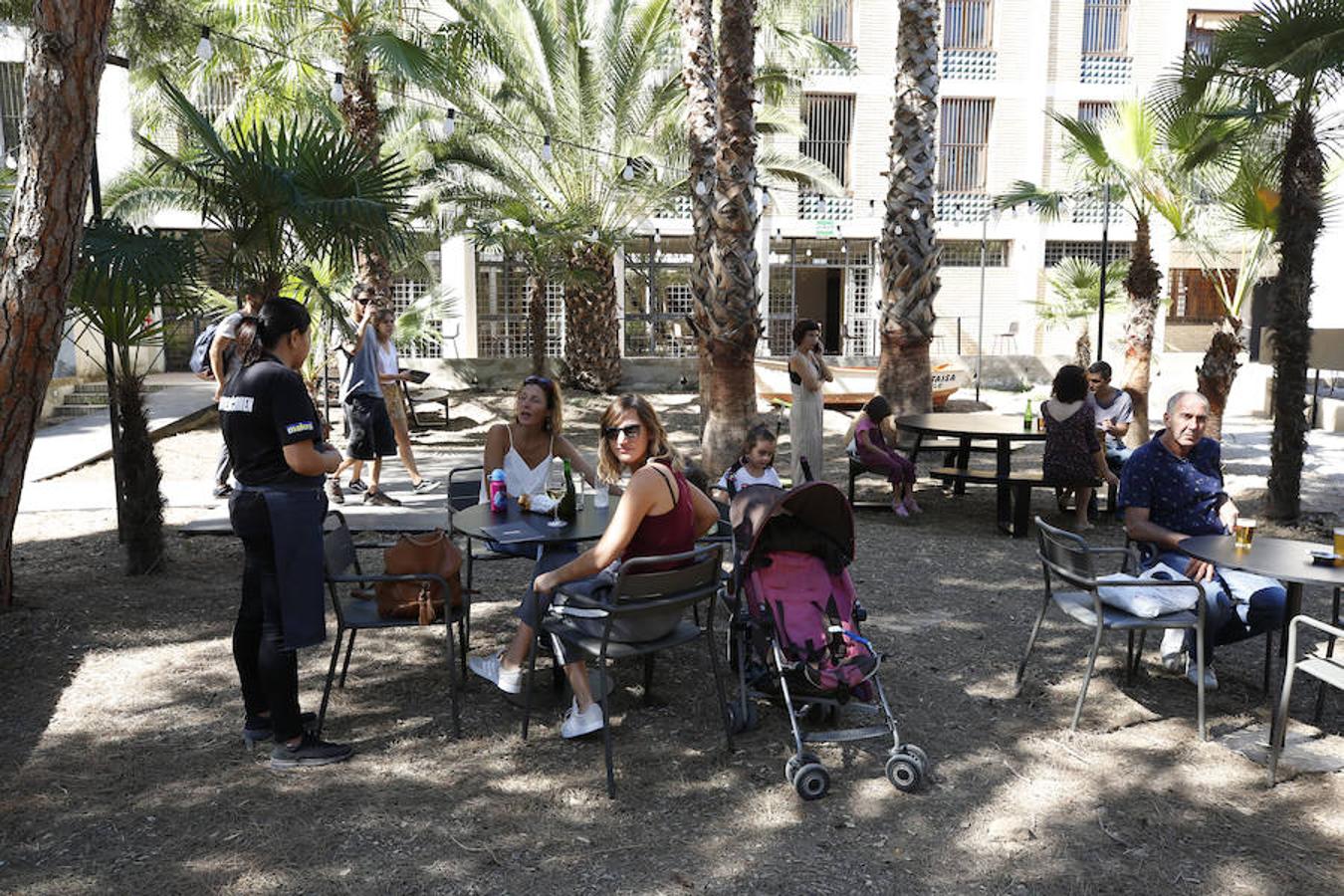 El antiguo convento de San José y Santa Teresa del barrio del Carmen abre hoy sábado 29 sus puertas al público, convertido en el nuevo centro cultural y de ocio referente en el corazón de la ciudad. El espacio dedicado, anteriormente, a la oración y clausura, llevaba diez años cerrado y se ha reconvertido en un hotel y espacio gastronómico y cultural. 