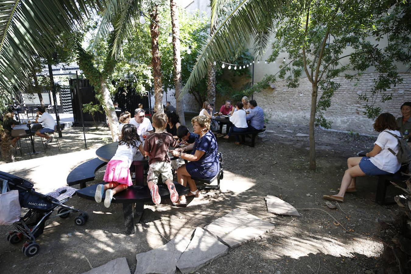 El antiguo convento de San José y Santa Teresa del barrio del Carmen abre hoy sábado 29 sus puertas al público, convertido en el nuevo centro cultural y de ocio referente en el corazón de la ciudad. El espacio dedicado, anteriormente, a la oración y clausura, llevaba diez años cerrado y se ha reconvertido en un hotel y espacio gastronómico y cultural. 