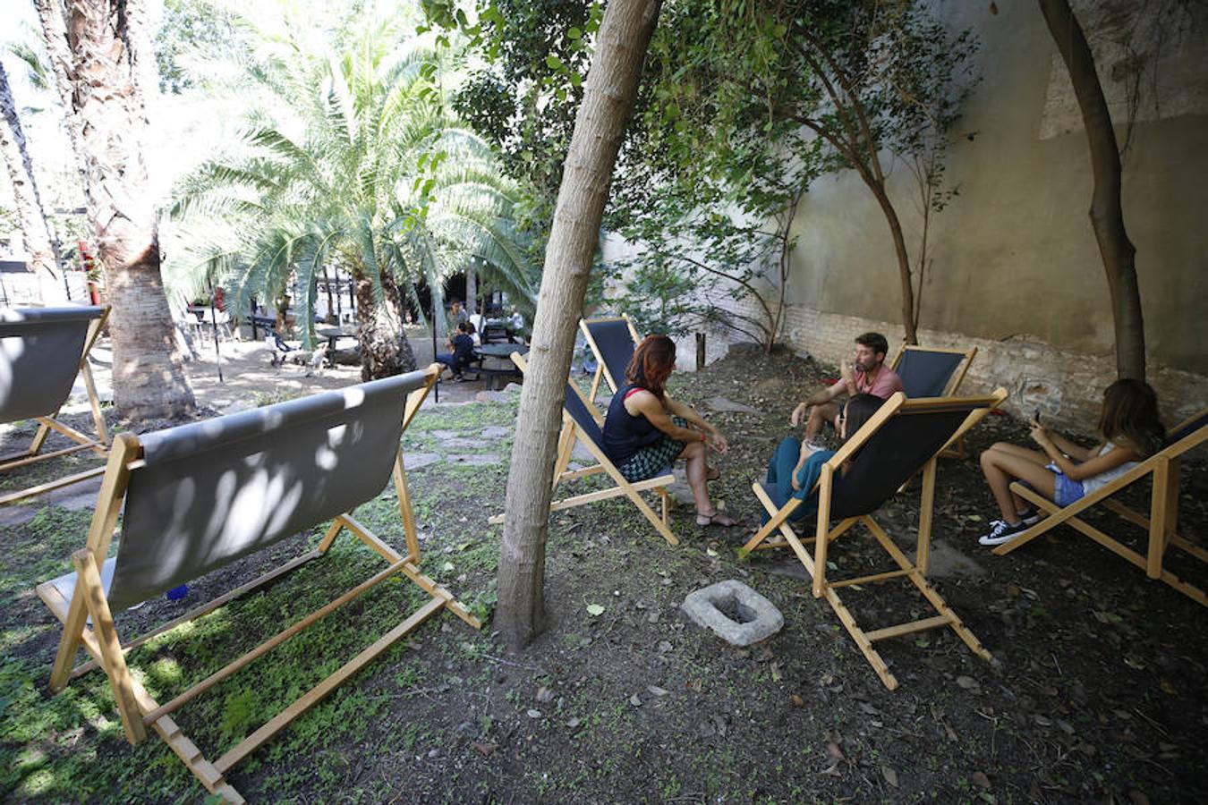 El antiguo convento de San José y Santa Teresa del barrio del Carmen abre hoy sábado 29 sus puertas al público, convertido en el nuevo centro cultural y de ocio referente en el corazón de la ciudad. El espacio dedicado, anteriormente, a la oración y clausura, llevaba diez años cerrado y se ha reconvertido en un hotel y espacio gastronómico y cultural. 