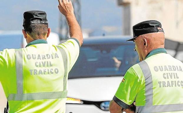 Dos agentes durante un control de tráfico en Valencia 