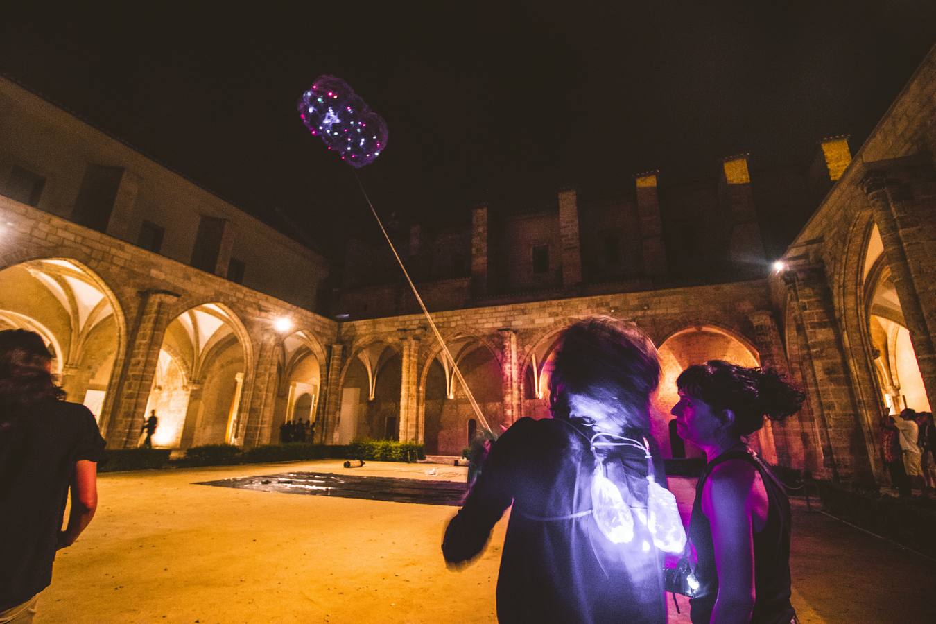 La artista alicantina Olga Diego hizo volar ayer una escultura de aire, luz y piel plástica en el claustro gótico del Centro del Carmen. 'Artefacto XVIII' es así un experimento aerostático que fusiona arte y ciencia. «Una ascensión sin tripulante, un vuelo cautivo controlado desde tierra que iluminará el cielo y que podría ascender hasta los 100 metros de altura», aseguró la artista.