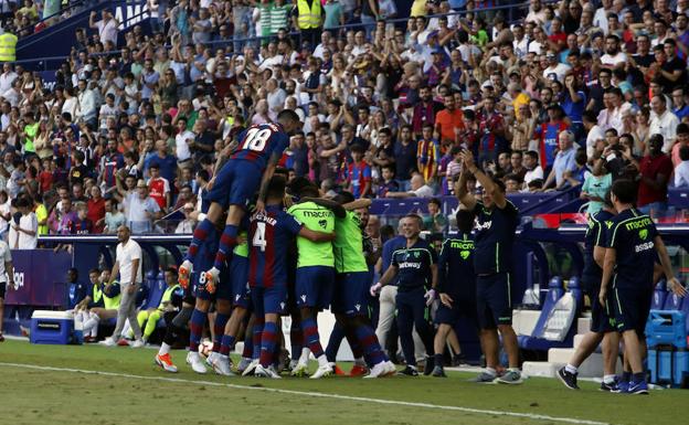 Los jugadores del Levante celebran uno de sus goles hoy.