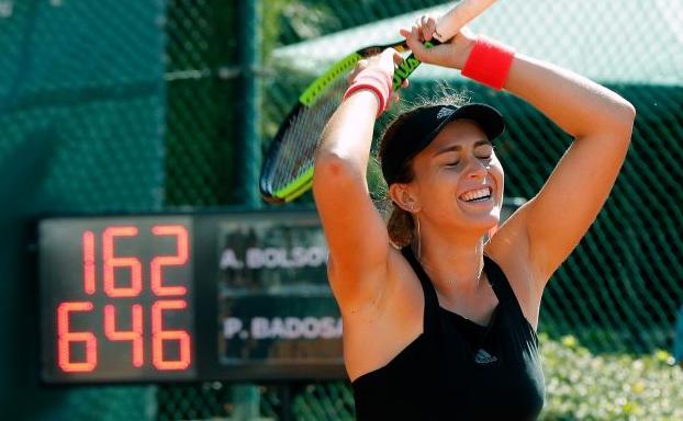 La tenista Paula Badosa muestra su alegría tras derrotar a la tenista Aliona Bolsova, en la final del BBVA Open Ciudad de Valencia.