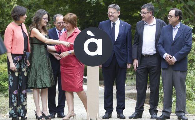 Cargos políticos, entre ellos Ximo Puig, posan con el logo de À Punt junto a Empar Marco y Enrique Soriano.