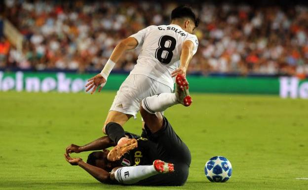 Carlos Soler en el último partido de Champions del Valencia frente a la Juventus en Mestalla.