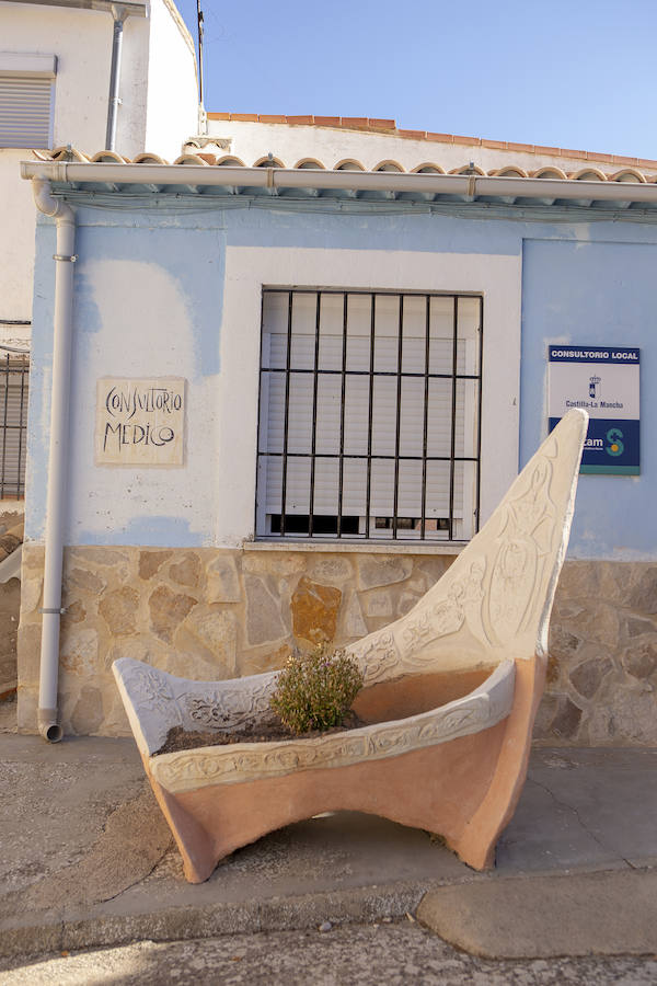 El municipio conquense, uno de los más despoblados de España, ha creado una muralla de tallas y jardínes para atraer turistas.