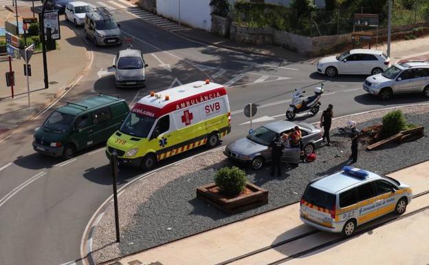 Rotonda del cruce de la avenida Joan Fuster (Dénia) en la que ha tenido lugar el accidente 