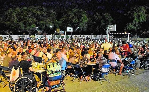 Un momento de cena de los mayores. 