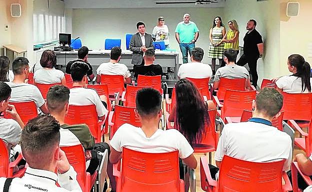 El alcalde, durante la visita.