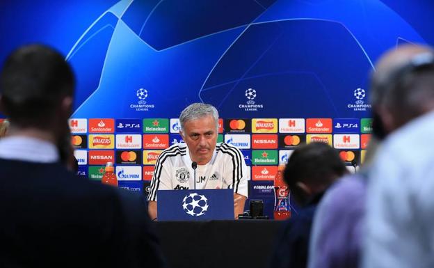 José Mourinho, entrenador del Manchester United, durante la rueda de prensa previa al encuentro de su equipo con el Valencia en un partido correspondiente al grupo H de la fase de grupos de la Liga de Campeones 