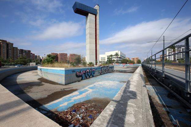 Una de las fuentes del acceso, vacía. 