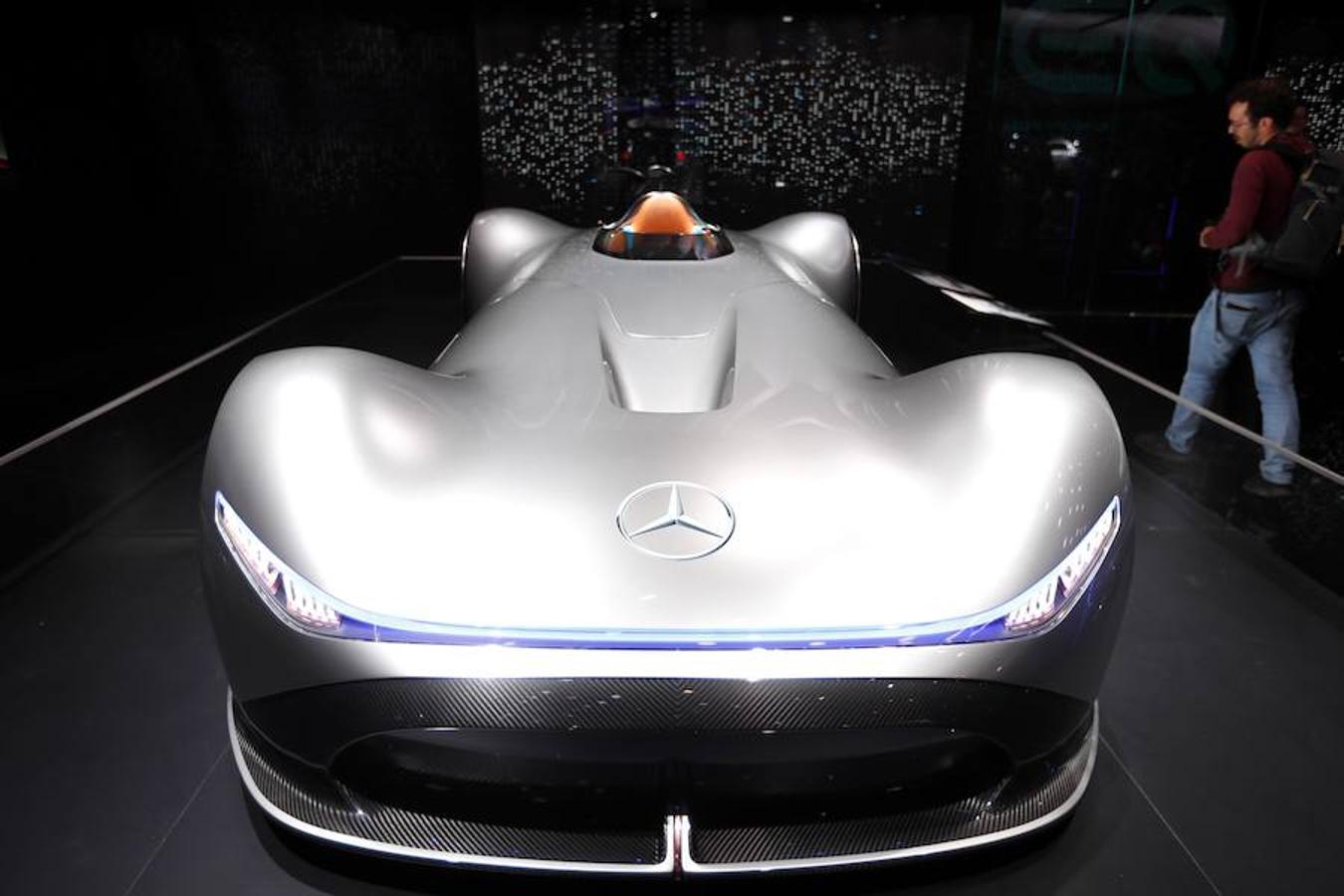 Mercedes-Benz Vision EQ Silver Arrow