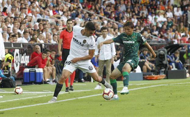 Ferran lucha por el balón con Inui en el Valencia-Betis.