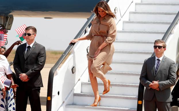 Melania baja del avión en Malawi con unos tacones de infarto. 