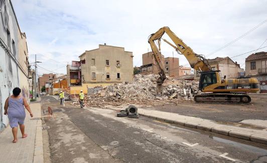 Trabajos de derribo de una finca en ruinas de la calle San Pedro 57, en el barrio del Cabanyal 