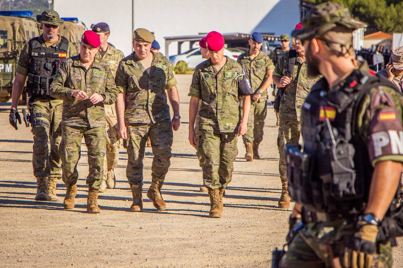 Decenas de vehículos de guerra han partido desde Paterna para unirse a los miles de soldados van a participar en la mayor demostración de fuerza de la OTAN en unas maniobras que se desarrollarán hasta noviembre en Noruega. Además, durante toda la semana el cuartel de Bétera acoge el ejercicio de Policía Militar más importante de Europa en el que participan 700 efectivos del Ejército de España y otros 13 países.