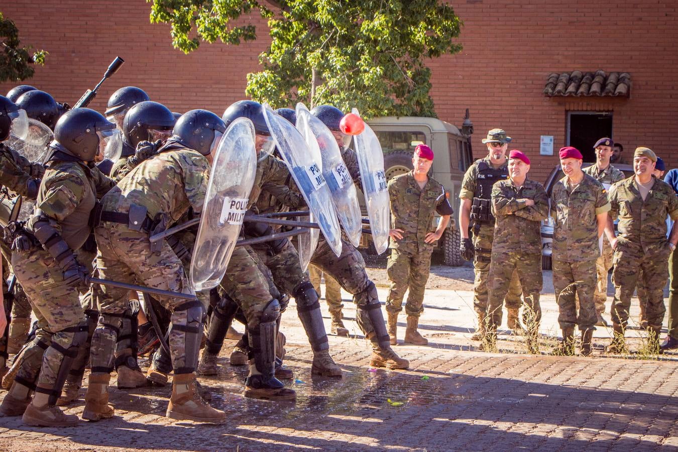 Decenas de vehículos de guerra han partido desde Paterna para unirse a los miles de soldados van a participar en la mayor demostración de fuerza de la OTAN en unas maniobras que se desarrollarán hasta noviembre en Noruega. Además, durante toda la semana el cuartel de Bétera acoge el ejercicio de Policía Militar más importante de Europa en el que participan 700 efectivos del Ejército de España y otros 13 países.