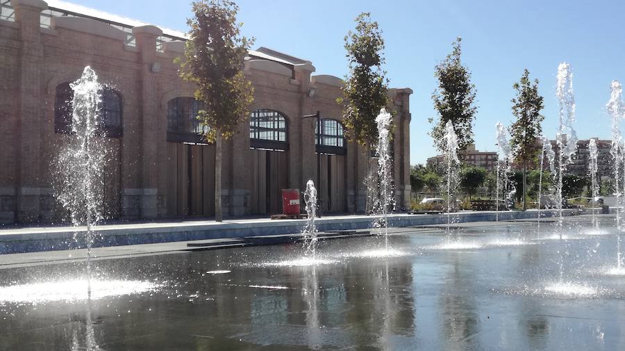 Las empresas que construyen el jardín prueban la iluminación y los chorros de agua en el gran estanque