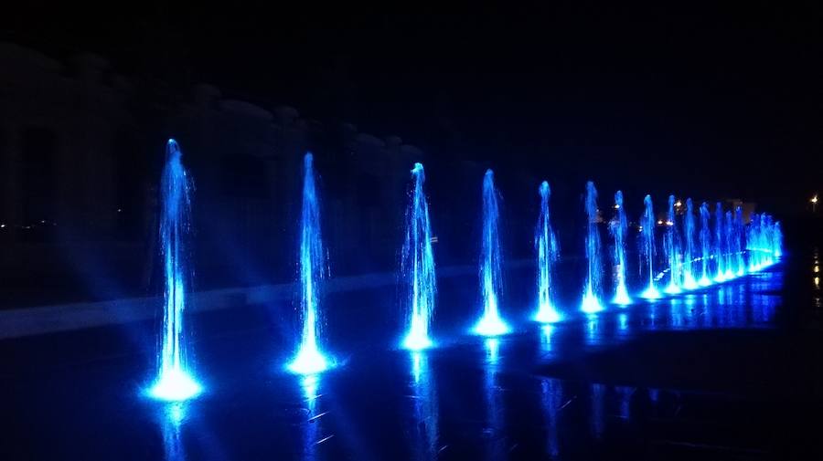 Las empresas que construyen el jardín prueban la iluminación y los chorros de agua en el gran estanque