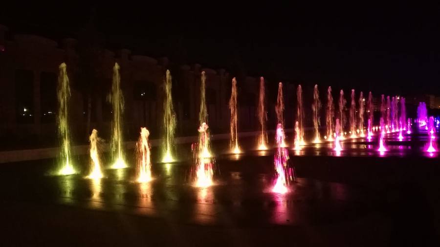 Las empresas que construyen el jardín prueban la iluminación y los chorros de agua en el gran estanque