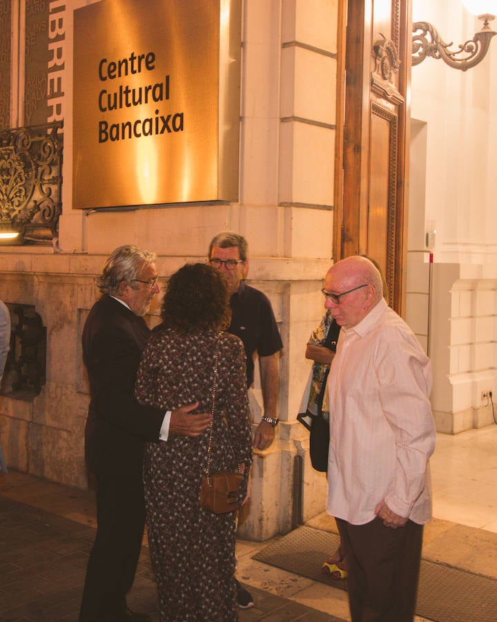 La exposición 'Alfaro. Laboratorio de formas escultóricas', la retrospectiva que recorre en la Fundación Bancaja de Valencia los más de 50 años de trabajo del escultor valenciano, acerca al público no solo a su obra y a su «exceso de creatividad» sino también a su faceta de artista «investigador» de formas y materiales, a su «curiosidad infinita», a su «imaginación escultórica», a su «interés por el espacio público» y a su «compromiso con la colectividad». La muestra se podrá visitar hasta el próximo 3 de febrero.