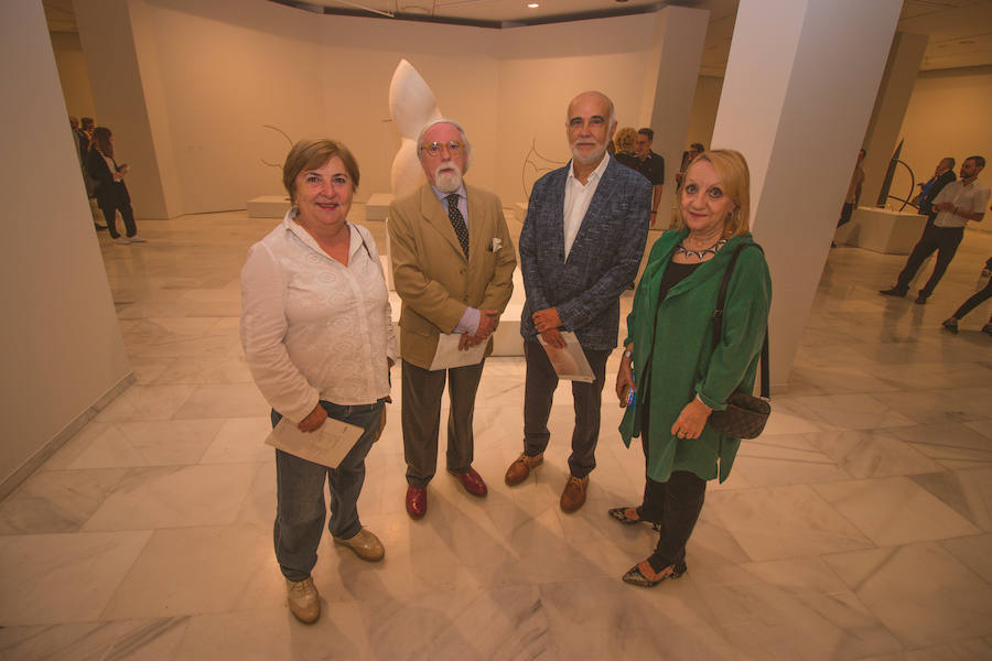 La exposición 'Alfaro. Laboratorio de formas escultóricas', la retrospectiva que recorre en la Fundación Bancaja de Valencia los más de 50 años de trabajo del escultor valenciano, acerca al público no solo a su obra y a su «exceso de creatividad» sino también a su faceta de artista «investigador» de formas y materiales, a su «curiosidad infinita», a su «imaginación escultórica», a su «interés por el espacio público» y a su «compromiso con la colectividad». La muestra se podrá visitar hasta el próximo 3 de febrero.