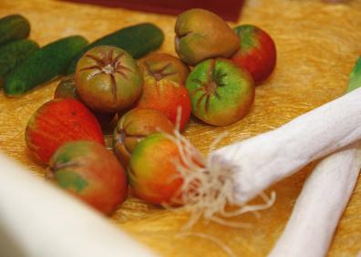 Imagen secundaria 1 - Muestra de las frutas y hortalizas que la pastelería de Eliseo Valls crea en su local de Puçol. 