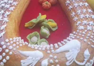 Imagen secundaria 1 - Plátanos de mazapán, mazorcas de maíz, calabazas y coliflores son algunos de los productos de mazapán que los clientes demandan por Sant Donís en esta pastelería. 