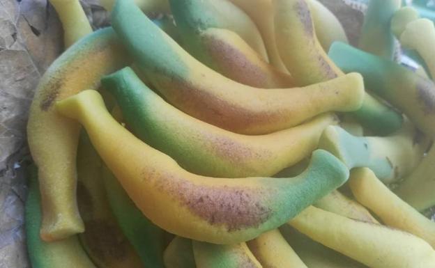 Imagen principal - Plátanos de mazapán, mazorcas de maíz, calabazas y coliflores son algunos de los productos de mazapán que los clientes demandan por Sant Donís en esta pastelería. 