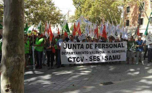 Sanitarios del Hospital General protestan ante Sanidad por las «diminutas» bases de ambulancias