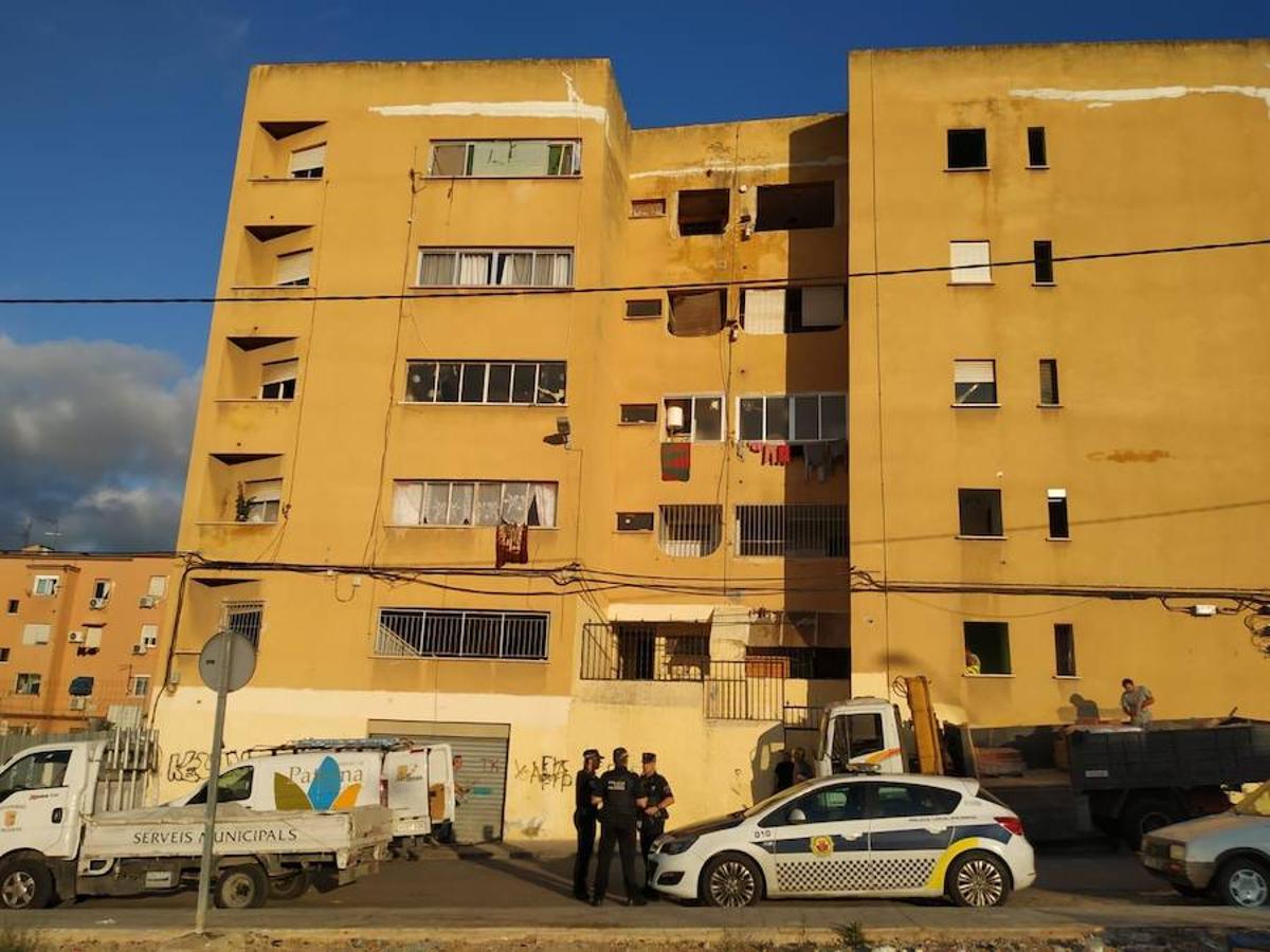 La Policía ha tapiado cinco viviendas de la finca amarilla de Paterna, un edificio lleno de okupas en el que solo residen ya unas ocho familias propietarias